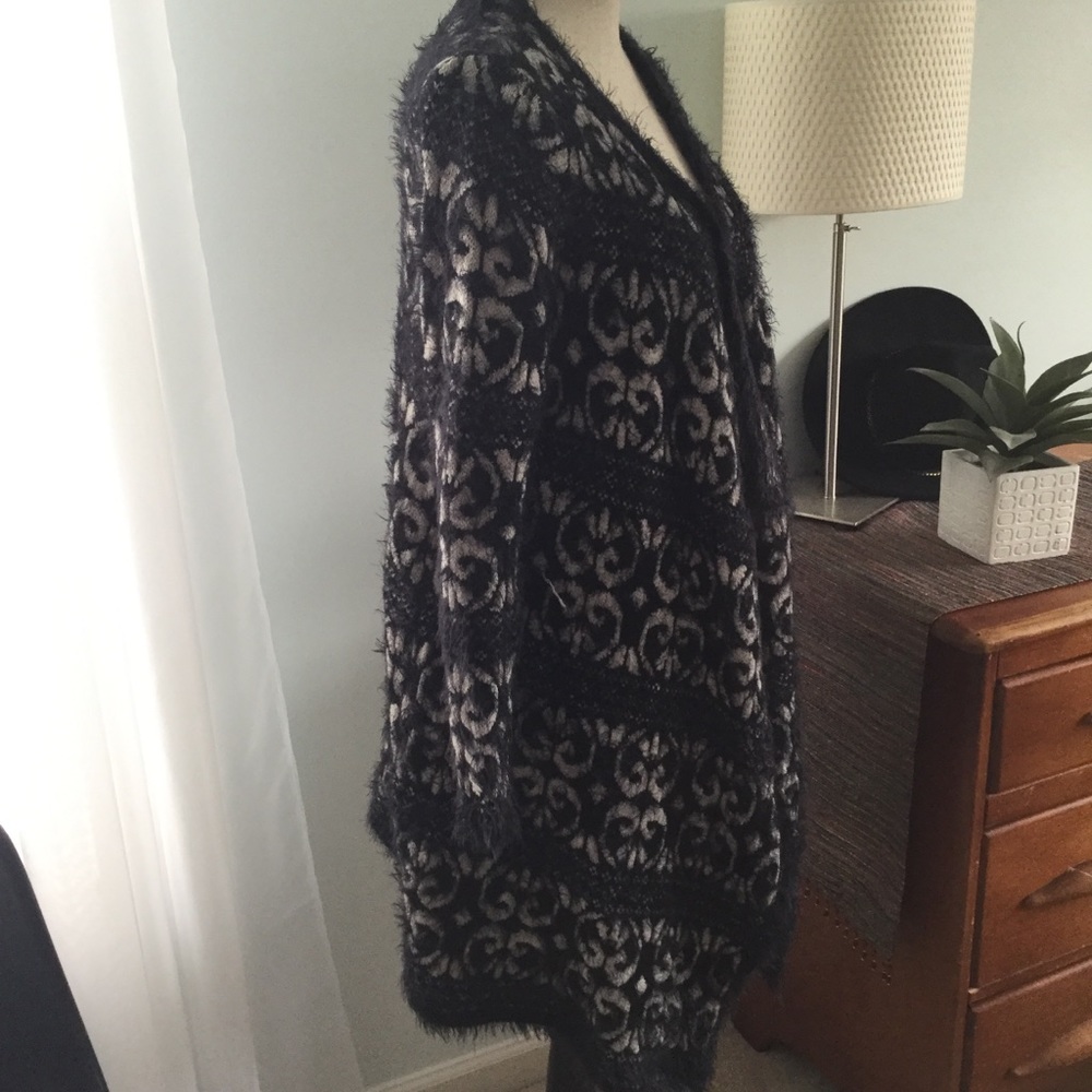 Design History-Beautiful Soft Fuzzy Cardigan. Sz M - image 5